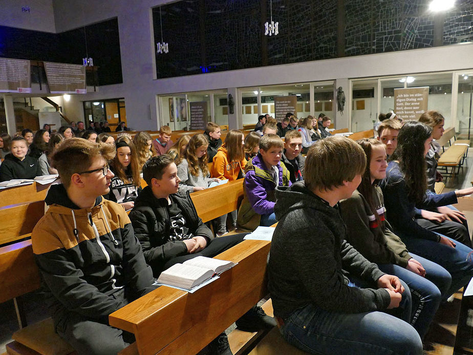 Firmvorbereitung mit Tauferinnerungsgottesdienst in St. Maria, Wolfhagen (Foto: Karl-Franz Thiede)